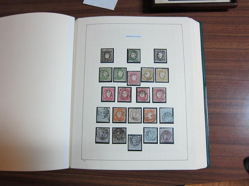 0013 (26).JPG -     Lote:    13      Marcofilia      Lotes Especiais       Descrição:      Portugal.   Colecção especializada em dois álbuns com estudo especializado das marcas de suplo círculo e circulares de Lisboa, com selos de diversas emissões e cartas. Lote a ver.        Lote       Valor Base:     &euro; 1.500,00     Valor Venda:     Retirado     